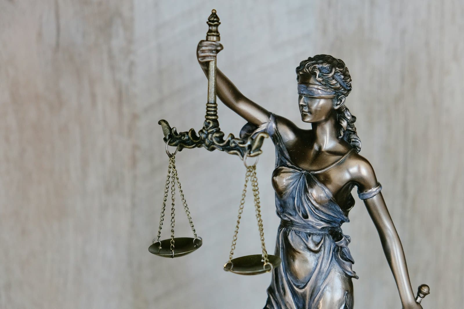 Statue de la justice tenant une balance
